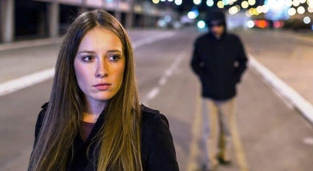 Stalking: what it is and how to proceed